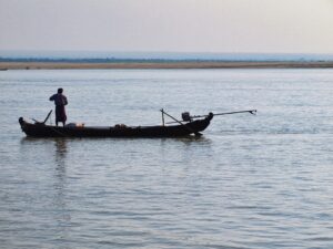 •  Pesca con técnicas tradicionales indígenas