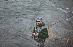 Pesca de trucha en ríos: equipos ligeros y técnicas.