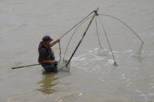 Uso de ecosondas en ríos para localizar peces.