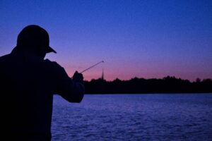 Pesca nocturna en ríos: seguridad y efectividad.
