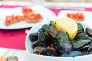 Pesca de mariscos en mares con fuertes mareas.