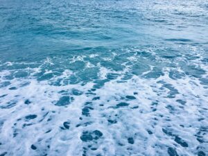 Uso de líneas de pesca reforzadas para aguas profundas.