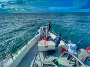 Pesca con técnicas de curricán en alta mar.