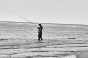 Pesca en pantanos durante lluvias intensas: equipo resistente.