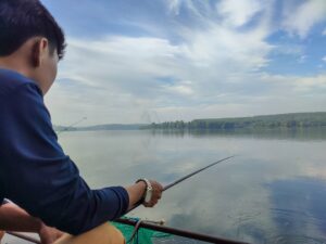 Pesca con flotador en lagos y embalses.