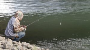Técnicas de pesca para peces esquivos en aguas profundas.