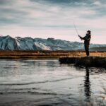 Pesca de truchas durante la primavera en ríos fríos.