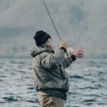 Técnicas de pesca con redes en mares costeros.