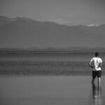 Técnicas para pescar en aguas salobres cerca de desembocaduras.