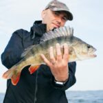 Pesca de meros en aguas tropicales.