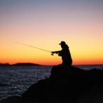 Técnicas de pesca nocturna en pantanos.