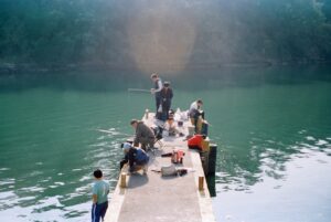 Pesca en pantanos con aguas estancadas durante el verano.