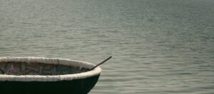 Pesca con cebos flotantes en áreas con algas densas.