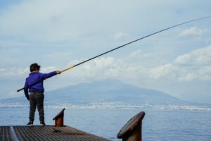 Técnicas de pesca vertical en aguas tranquilas.