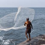 Pesca con redes pequeñas en zonas de alta vegetación.