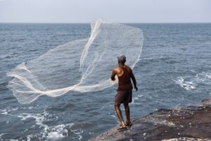 Pesca con redes pequeñas en zonas de alta vegetación.