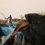 Bajo Portugués: El arte de pescar herreras y mabras en arenales nocturnos.
